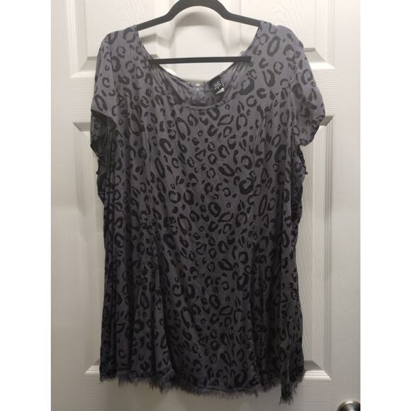 Torrid Women's Size 2X Gray Leopard Cheetah Fringe Hem Short Sleeve Tunic Top - Picture 1 of 9